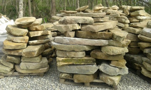 Песчаник плиты - плахи - пошаговые дорожки (фр. 70-150 мм)  купить  в Ростове песчаник серый бежевый желтый зеленый колотый песчаник строительный 6500 руб/т   фото 