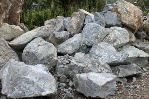  Змеевик скальник фр. 500-1500 мм.  купить в Ростове змеевик зеленый серый черный глыба скальная колотая 7500 руб/т   фото 