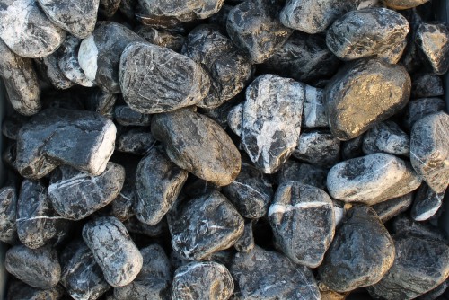 Галька мраморная черная (щебень галтованный черный мрамор) фр. 50-100 мм.  купить  в Ростове мрамор черный с белыми прожилками щебень ландшафтный мраморный 9000 руб/т   фото 