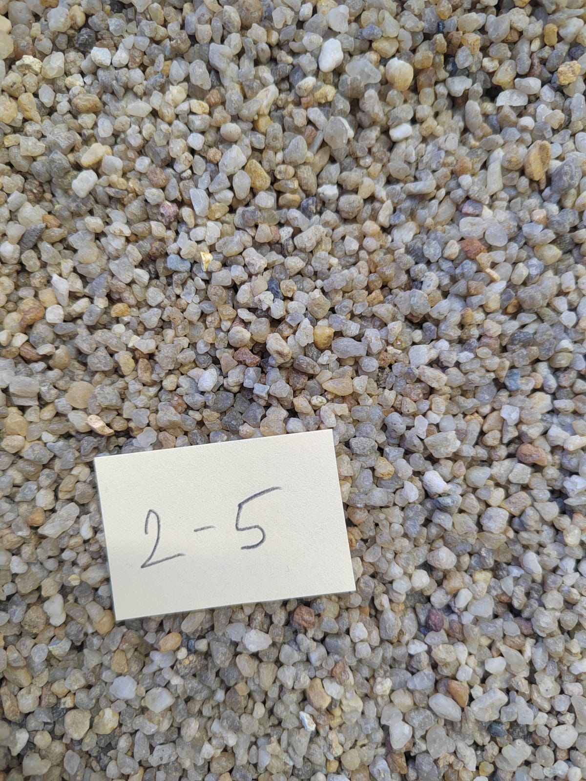 Кварцевый песок для площадок фр. 2-5 мм.  купить в Ростове фото 