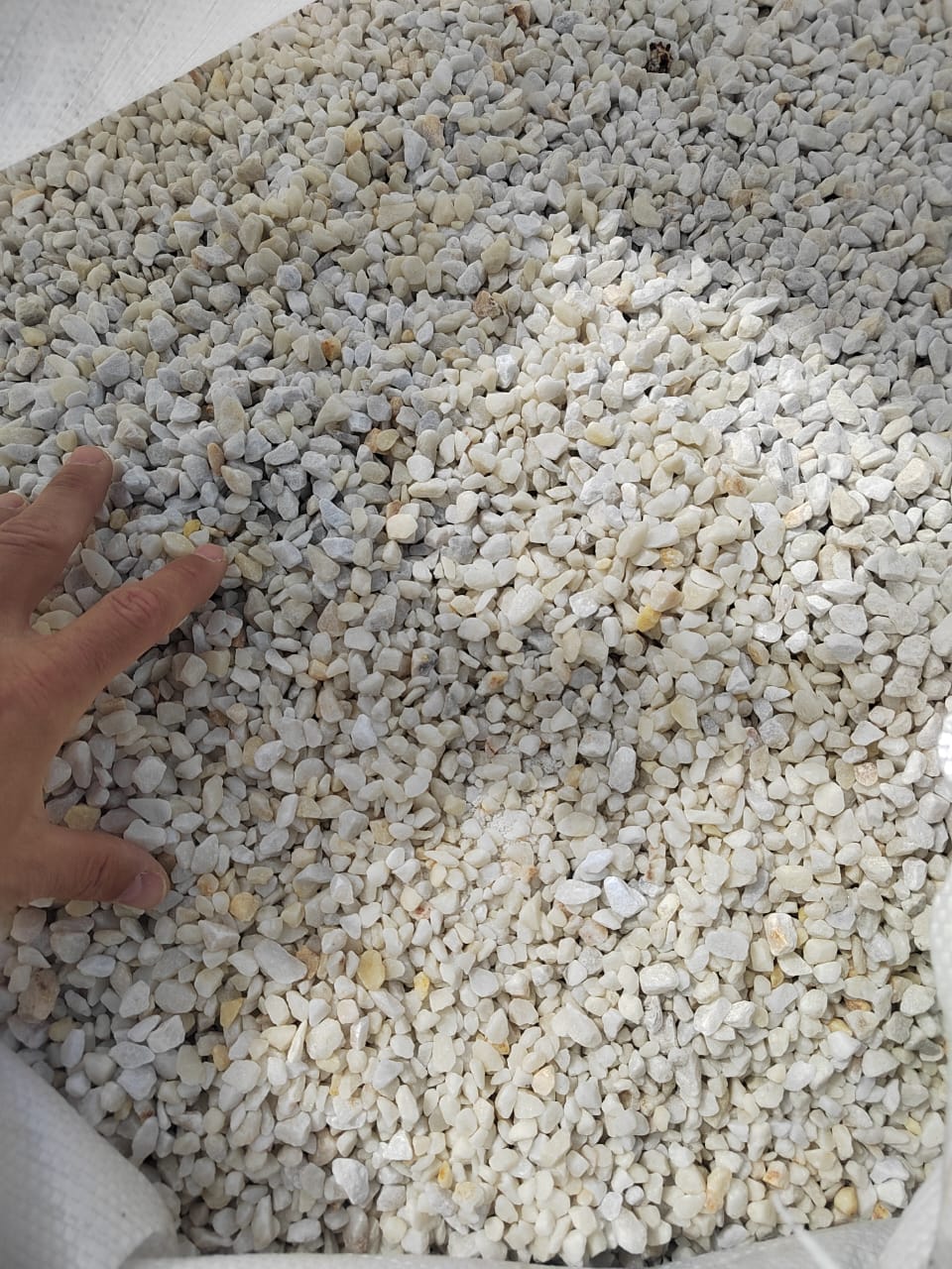  Мраморная крошка, щебень, цвет-белый, фр. 5-10 мм.  купить  в Ростове мрамор белый, айвори, молочный мраморная каменная крошка ландшафтная 9500 руб/т   фото 