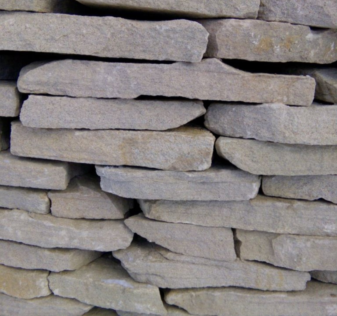 Песчаник пластушка светло-серый (2,0 см)  купить  в Ростове плитняк- ластушка светло-серый, серый рваный ландшафтный плитняк колотый 7 500 руб/м3   фото 