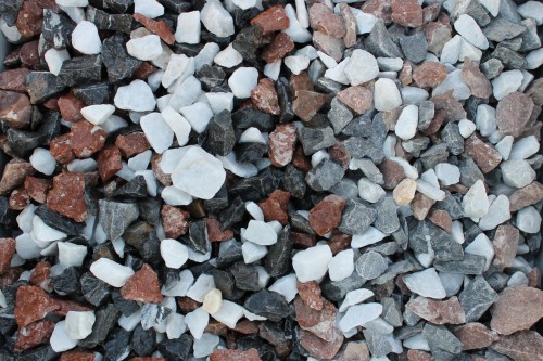  Мраморная крошка (щебень крошка микс : белый-черный-розовый) фр. 20-40 мм.  купить  в Ростове мрамор белый, черный, розовый декоративная ландшафтная крошка 9500 руб/т   фото 