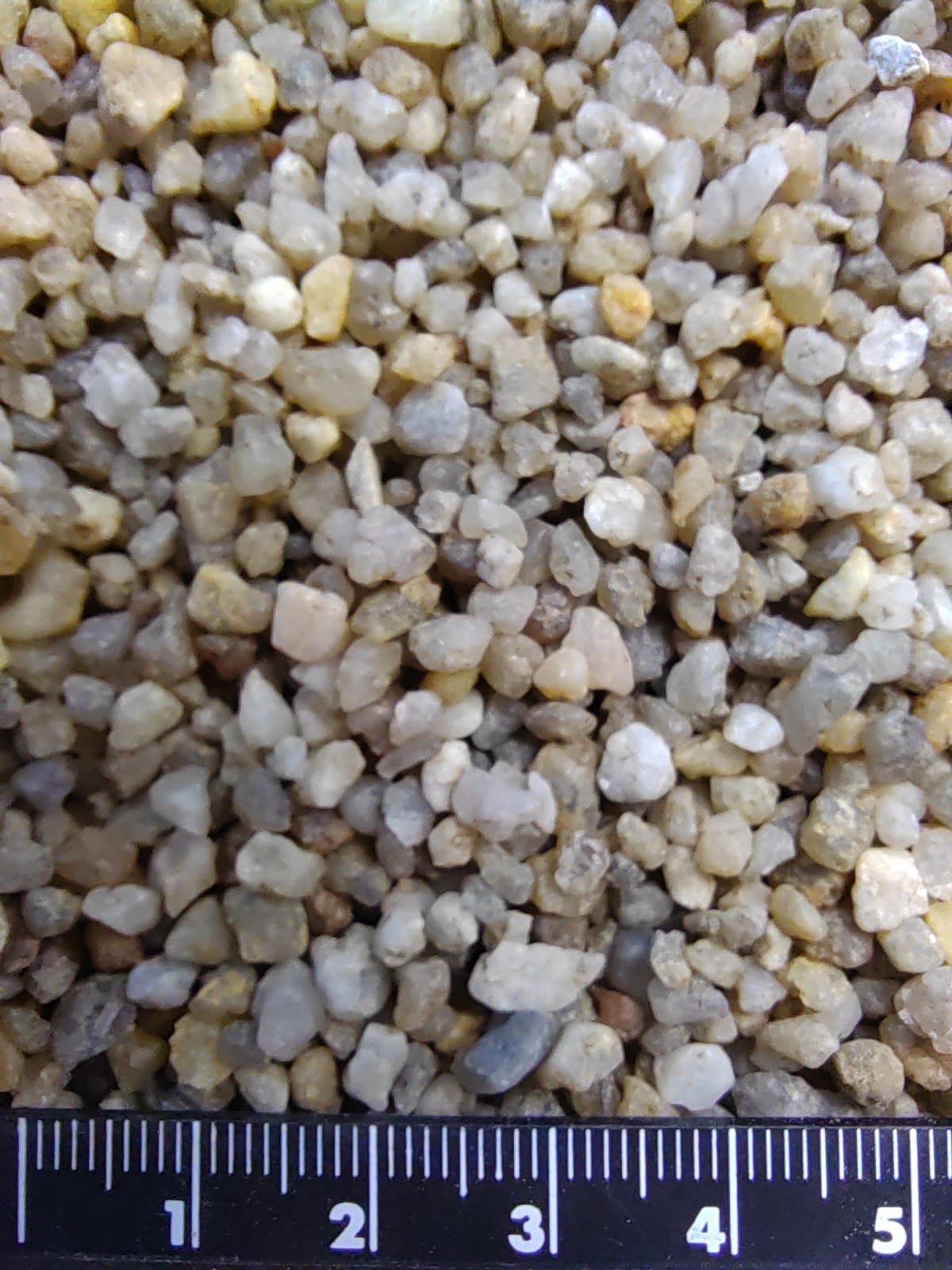 Кварцевый песок для площадок фр. 2-5 мм.  купить в Ростове фото 