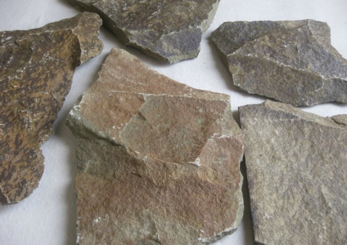  Песчаник пластушка "фонтанка" серо-зеленая (3,0-5,0 см)  купить  в Ростове песчаник серо-зеленая колотые плитки облицовочные пластушки 8 500 руб/м3   фото 