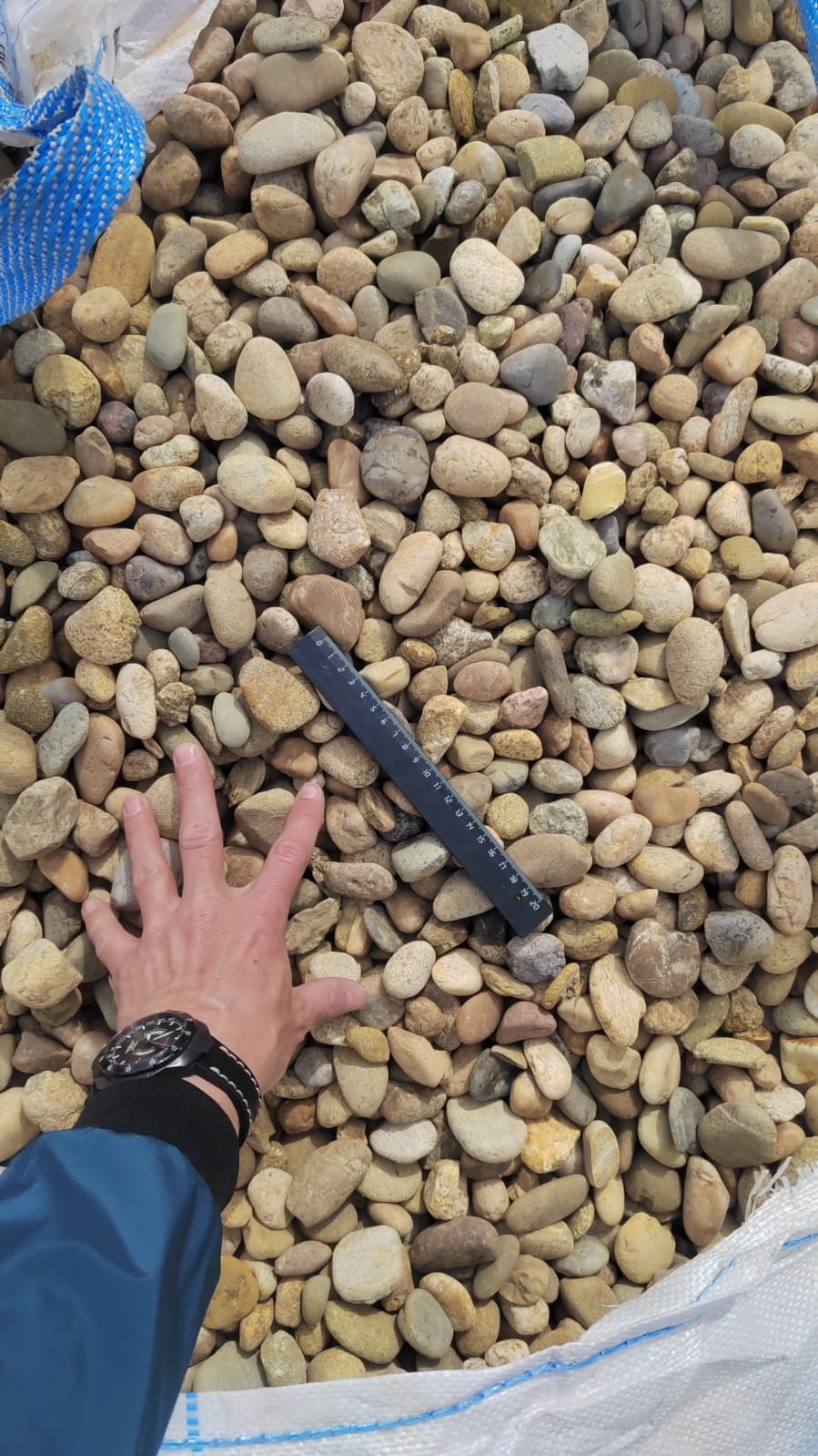  Галька речная окат рыжая фр. 20-40 мм. купить   в Ростове галька речная окатанная рыжая желтая серая округлая речная галька 4000 руб/т   фото 