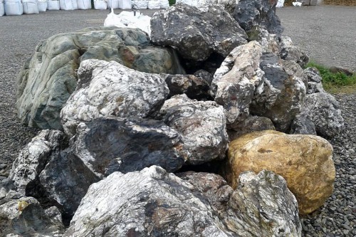  Черный гранит - кварцит фр. 100-500 мм.  купить в Ростове мрамор гранит черный с белыми прожилками, серый, белый валун скальный колотый 7000 руб/т   фото 