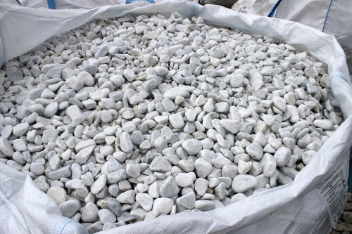  Галька белая мраморная (щебень галтованный белый), фр.20-40 мм.  купить  в Ростове мрамор белый бежевый молочный мраморный щебень декоративный 14500 руб/т   фото 