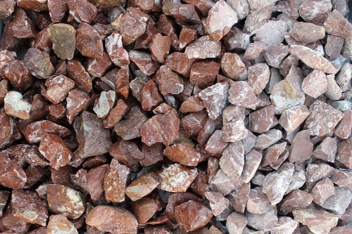  Мраморная крошка (щебень крошка розовый) фр. 20-40 мм.  купить  в Ростове мрамор розовый, красный мраморная крошка декоративная 7700 руб/т   фото 