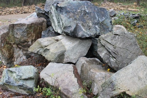  Змеевик скальник фр. 500-1500 мм.  купить в Ростове змеевик зеленый серый черный глыба скальная колотая 7500 руб/т   фото 