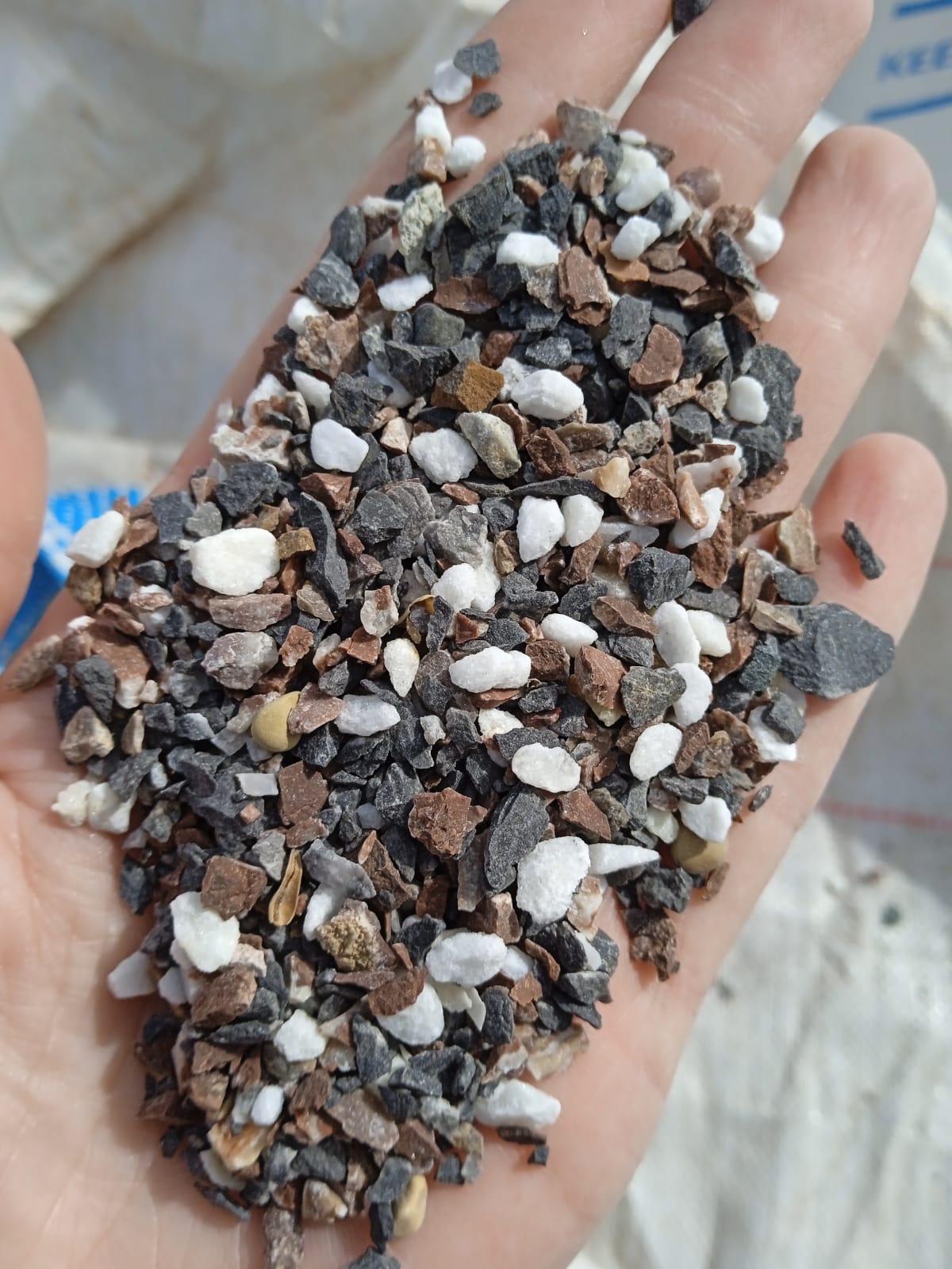  Мраморная крошка (щебень крошка микс: белый-зеленый-розовый) фр. 5-10 мм  купить  в Ростове мрамор белый, зеленый, розовый, разноцветный, молочный декоративная ландшафтная мраморная крошка 9500 руб/т   фото 