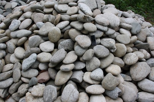 Kamenclub.ru: Галька речная плоская (бело-серая) фр. 100-200-300 мм. купить   в  Ростовегалька речная плоская серый, белый, бело-серый, серо-белый речная галька плоская  6000 руб/т   фото КАМЕНЬ КЛУБ