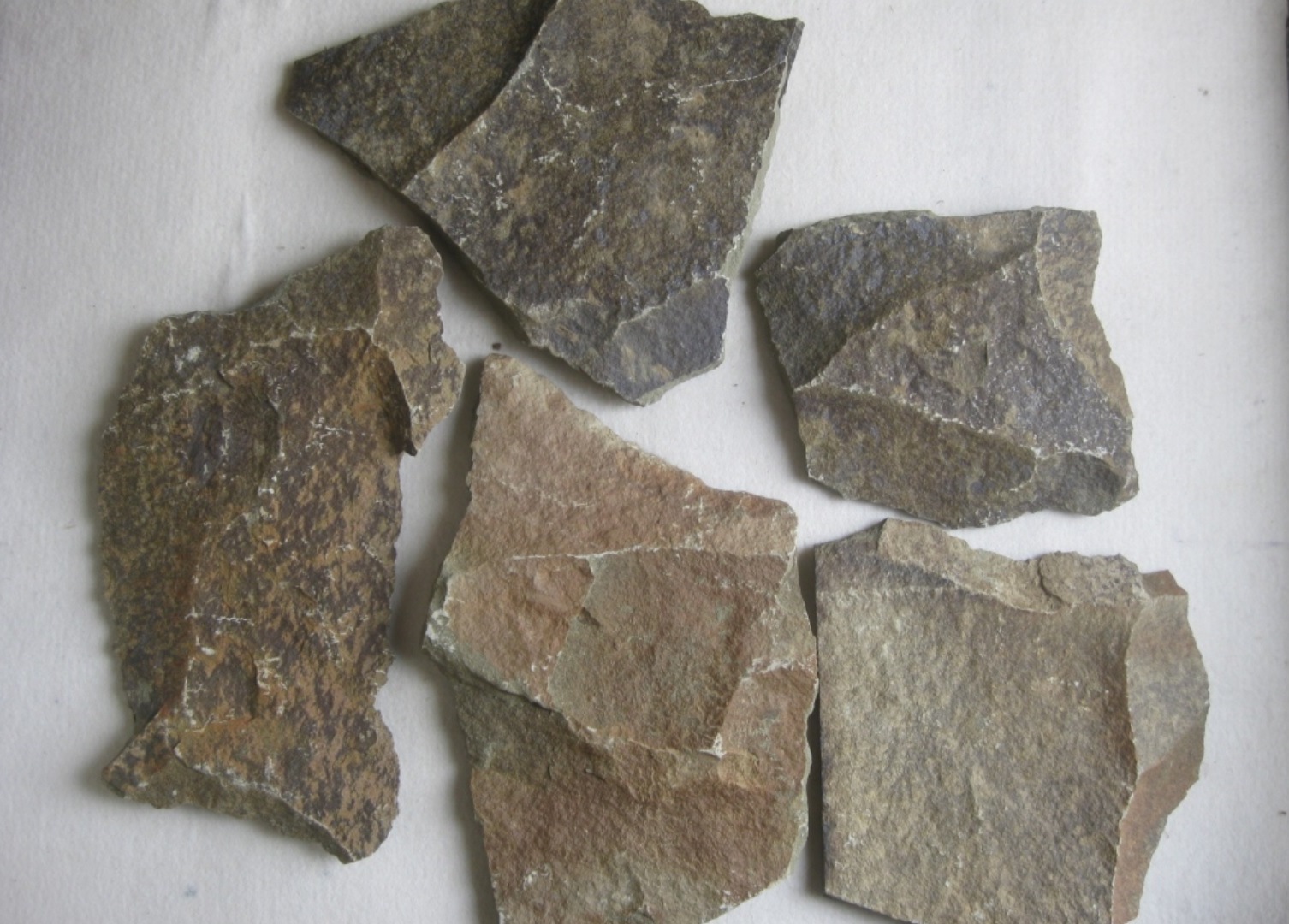 Песчаник пластушка "фонтанка" серо-зеленая (3,0-5,0 см)  купить  в Ростове песчаник серо-зеленая колотые плитки облицовочные пластушки 8 500 руб/м3   фото 