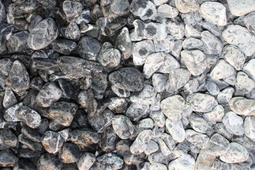  Черная галька (щебень галтованный черный мрамор) фр.20-40 мм.  купить  в Ростове мрамор черный с белыми прожилками мрамор окатанный округлый 13500 руб/т   фото 