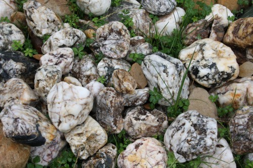  Кварцевый валунчик фр.100-300 мм.  купить в Ростове кварц белый, бежевый молочный рыжий крупный природный камень галечник 7850 руб/т   фото 