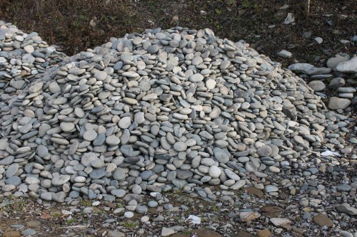 Kamenclub.ru: Галька речная плоская (ассорти) фр. 70-150 мм. купить   в  Ростовегалька галечник серый белый темно-серый синий светло-серый плоская природная галька  6200 руб/т   фото КАМЕНЬ КЛУБ