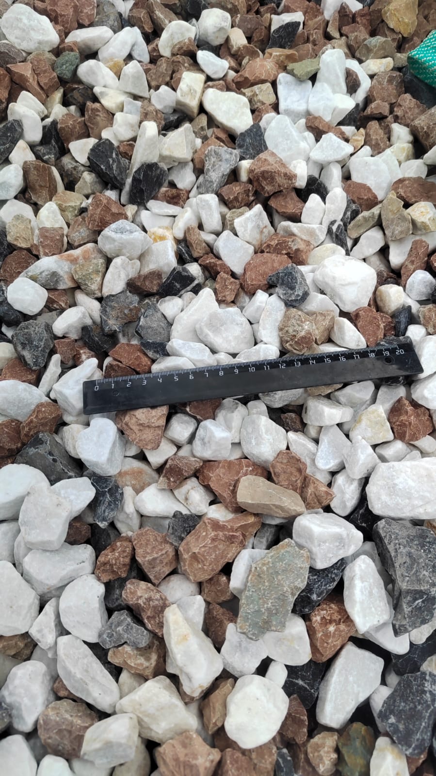  Мраморная крошка (щебень крошка микс : белый-черный-розовый) фр. 20-40 мм.  купить  в Ростове мрамор белый, черный, розовый декоративная ландшафтная крошка 9500 руб/т   фото 