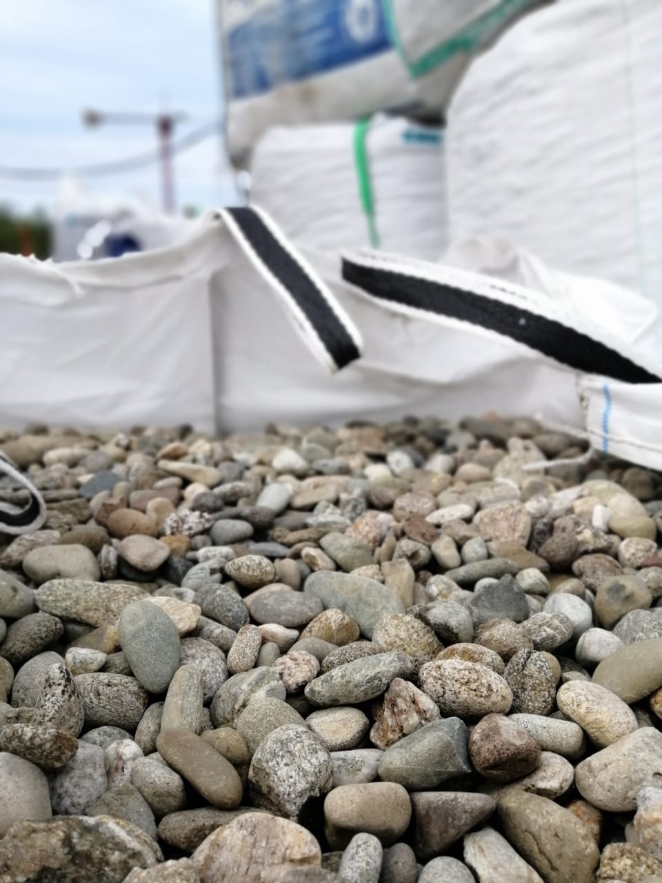  Галька речная окат (пестрая) фр. 20-40 мм. купить   в Ростове галька речная пестрая, серая, серые оттенки галька речная окатанная округлая 4000 руб/т   фото 