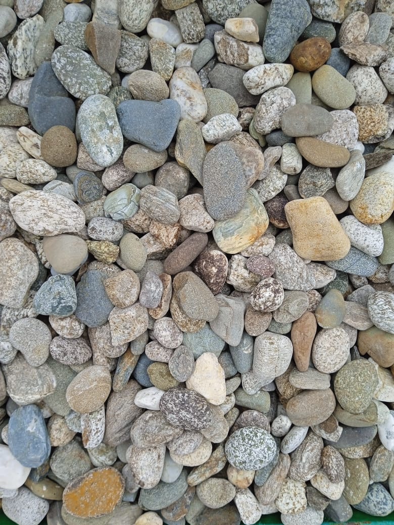  Галька горная речная окат (цветная) фр. 20-40 мм. купить   в Ростове галька речная серый синий бежевый белый окатанная речная галька ландшафтная 5000 руб/т   фото 