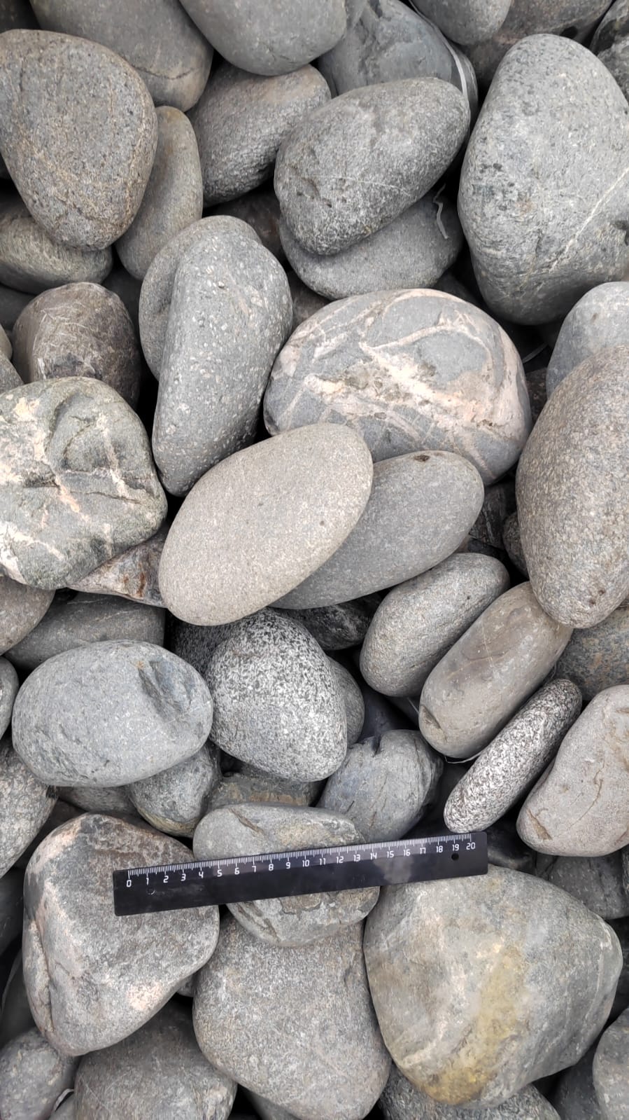  Галька речная окат (темно-серая) фр. 70-150 мм. купить   в Ростове галька речная темно-серая, синяя, серая речная галька округлая  5000 руб/т   фото 