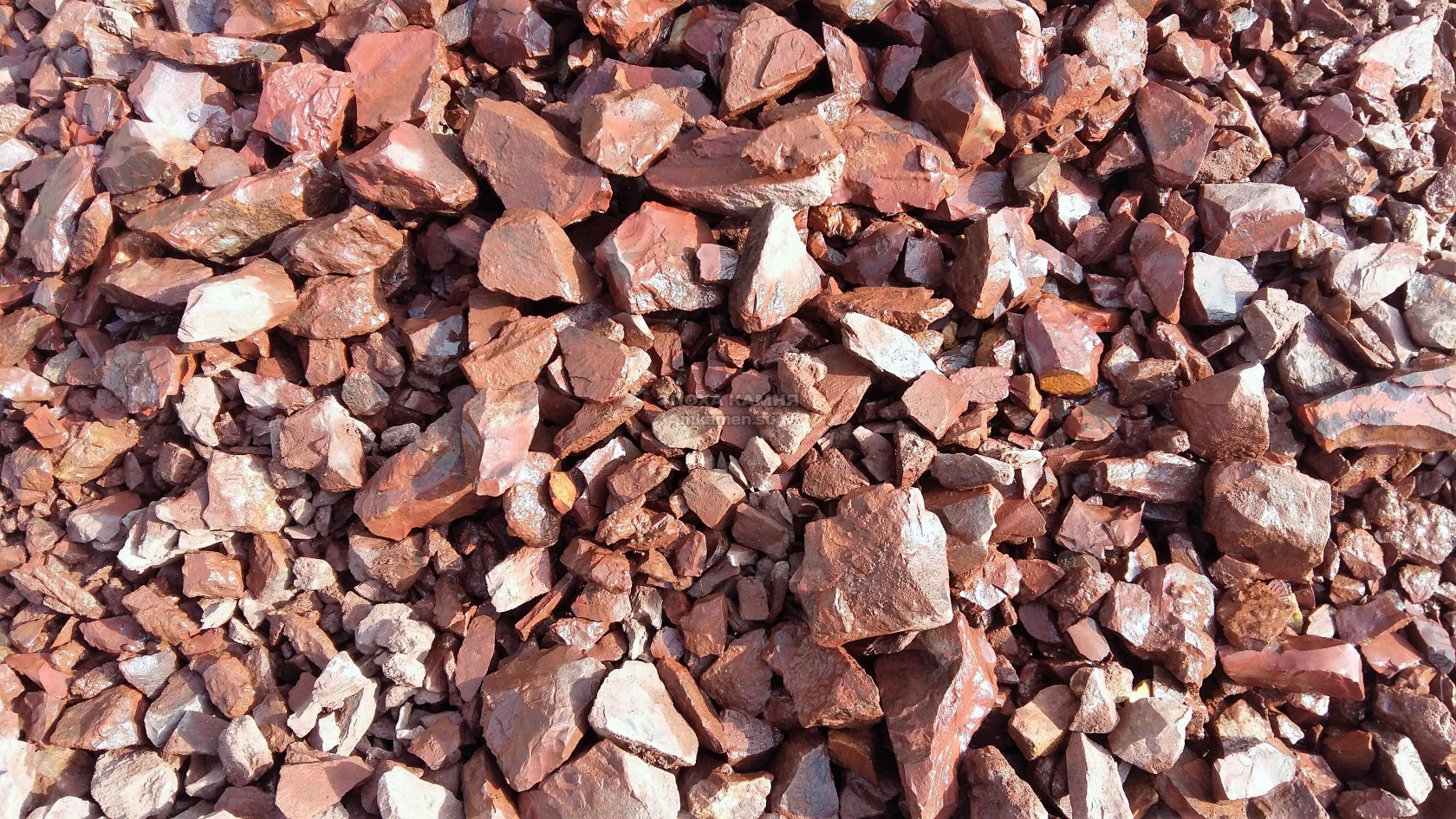  Щебень крошка красный (ЯШМА) фр. 10-20 мм.  купить  в Ростове яшма красный, бордовый, оранжевый, рыжий декоративный каменный ландшафтный щебень колотый 6 600 руб/т   фото 