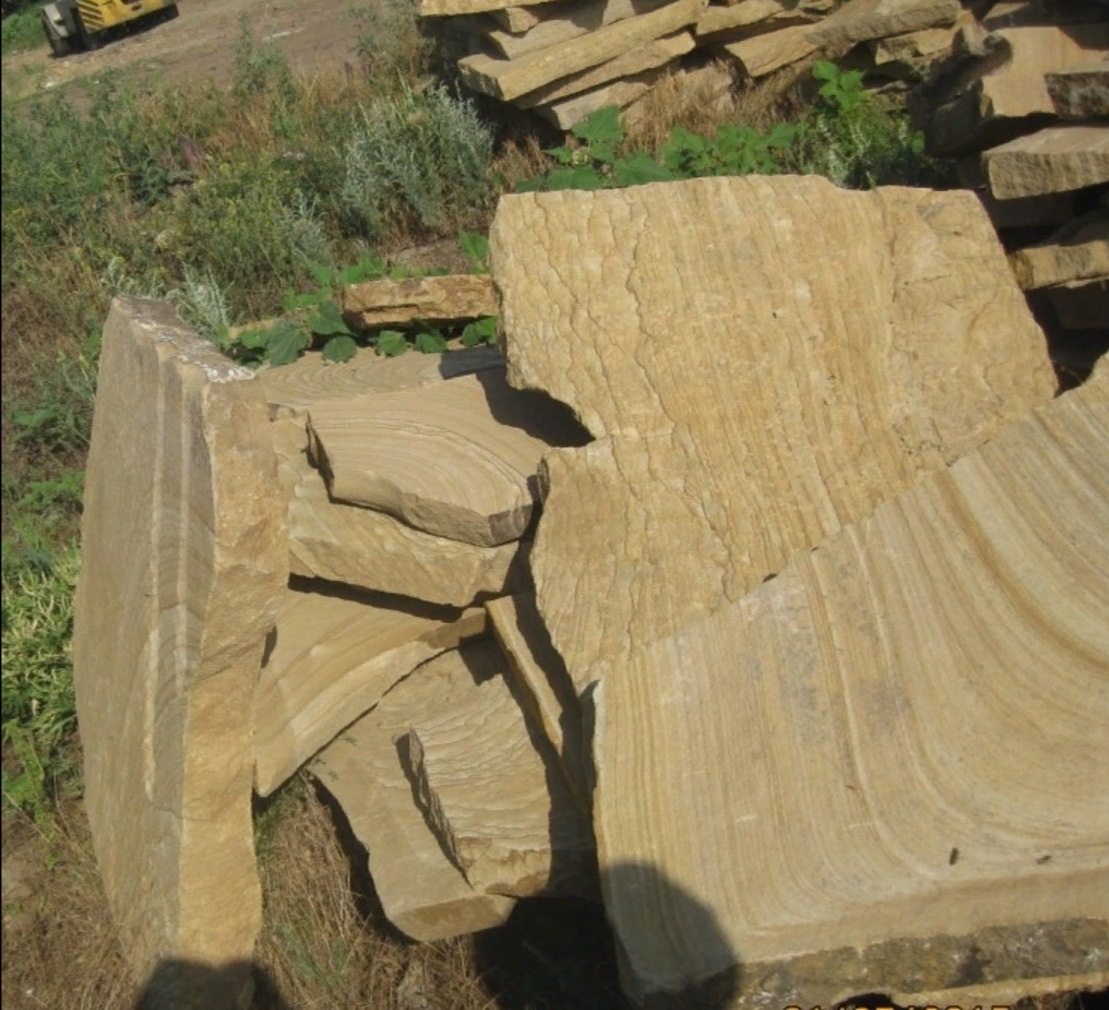 Форматный камень (плаха) пошаговая дорожка от 70-150 см (4 -12 см)  купить  в Ростове плитняк  форматный плаха желтый песчаник 9 000 руб/т   фото 