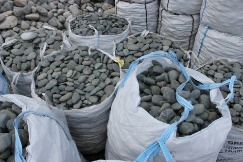  Темно-серый валунчик фр.100-300 мм.  купить в Ростове крупный природный камень серый, темно-серый, светло-серый речная галька большого размера окатанная 4500 руб/т   фото 