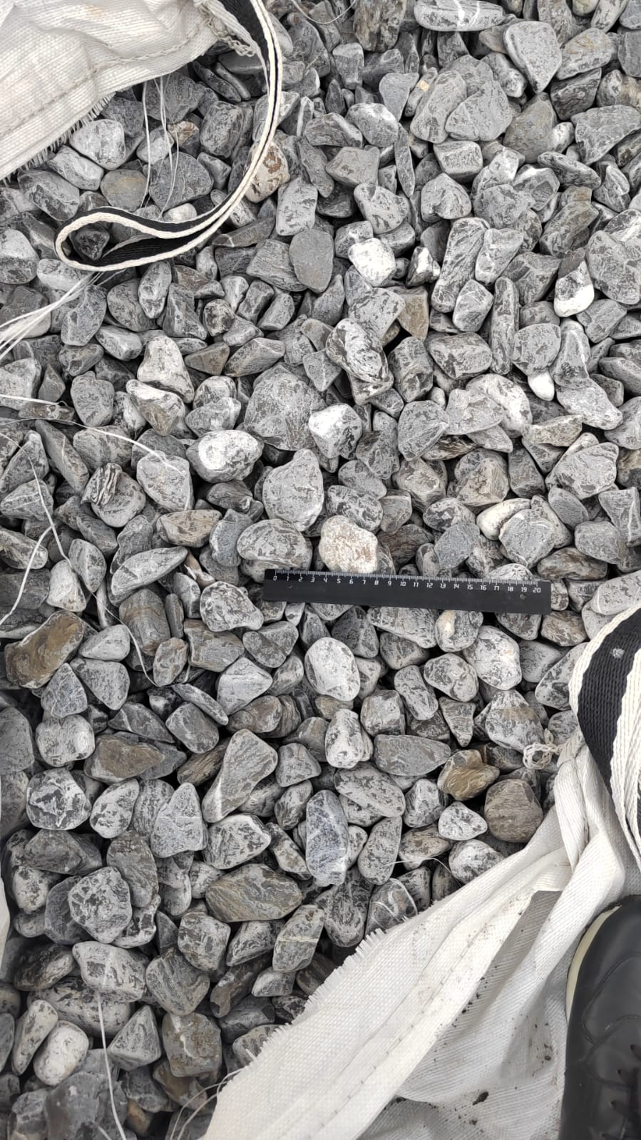  Черная галька (щебень галтованный черный мрамор) фр.40-70 мм.  купить  в Ростове мрамор черный с белыми прожилками, черный, белый щебень галтованный округлый 13500 руб/т   фото 