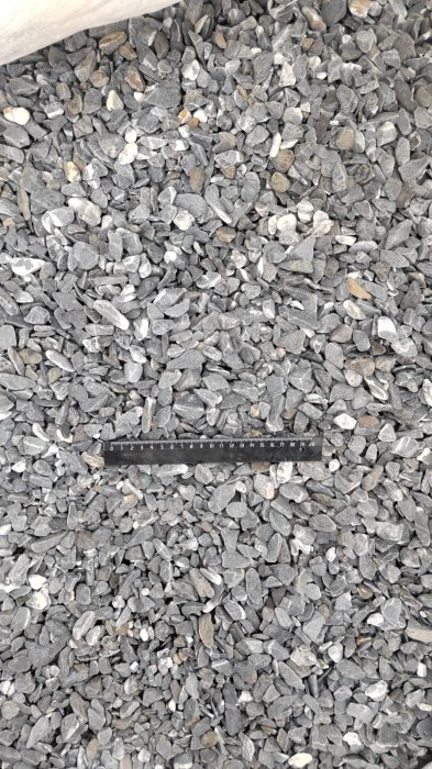 Черная галька с прожилками (галтованный черный мрамор) фр.10-20 мм.  купить  в Ростове мрамор черный с белыми прожилками, черный, белый окатанный округлый ландшафтный декоративный щебень 13500 руб/т   фото 