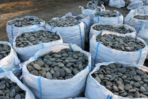 Kamenclub.ru: Галька речная плоская (темно-серая) фр. 100-200-300 мм. купить   в  Ростовегалька речная плоская темно-серый, серый, синий речной галечник плоский 6000 руб/т   фото КАМЕНЬ КЛУБ