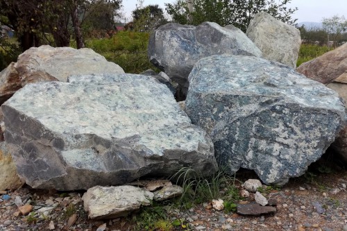 Змеевик скальник фр. 500-1500 мм.  купить в Ростове змеевик зеленый серый черный глыба скальная колотая 7500 руб/т   фото 