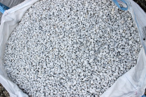  Белая мраморная галька (щебень галтованный белый) фр.10-20 мм.  купить  в Ростове мрамор белый, молочный, айвори окатанный округлый декоративный ландшафтный щебень 14500 руб/т   фото 