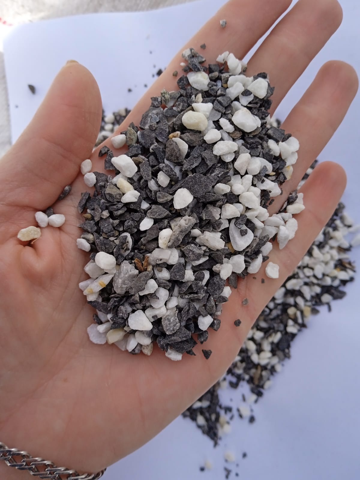  Мраморная галька (щебень галтованный микс:белый-черный-розовый-медовый) фр.5-10 мм.  купить  в Ростове мрамор белый, медовый, черный, розовый мраморный галтованный щебень декоративный ландшафтный 14500 руб/т   фото 