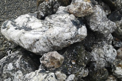 Черный гранит - кварцит фр. 100-500 мм.  купить в Ростове мрамор гранит черный с белыми прожилками, серый, белый валун скальный колотый 7000 руб/т   фото 