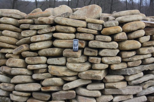 Песчаник для мощения дорожек, площадок, парковок ( фр 5-10 см)  купить  в Ростове песчаник  серый желтый коричневый рыжий песчаник оголтованный окатанный 6500 руб/т   фото 