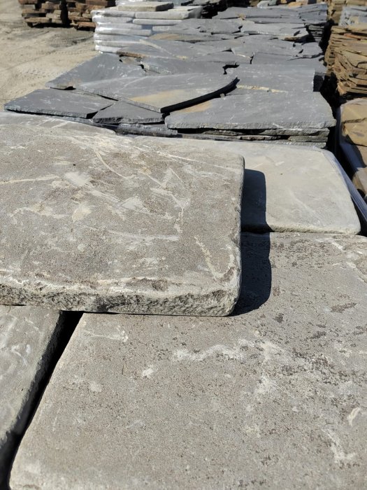  Песчаник пластушка светло-серый (2,0 см)  купить  в Ростове плитняк- ластушка светло-серый, серый рваный ландшафтный плитняк колотый 7 500 руб/м3   фото 