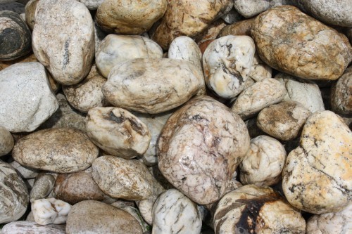  Кварцевый валунчик фр.100-300 мм.  купить в Ростове кварц белый, бежевый молочный рыжий крупный природный камень галечник 7850 руб/т   фото 