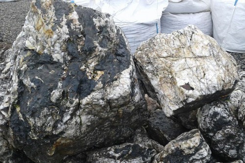 Черный гранит - кварцит фр. 100-500 мм.  купить в Ростове мрамор гранит черный с белыми прожилками, серый, белый валун скальный колотый 7000 руб/т   фото 