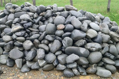  Темно-серый валунчик фр.100-300 мм.  купить в Ростове крупный природный камень серый, темно-серый, светло-серый речная галька большого размера окатанная 4500 руб/т   фото 