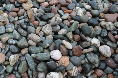  Галька окат (цветная картошка) фр. 50-100 мм. купить   в Ростове галька природная окатанная серый белый цветной синий темно-серый коричневый округлый галечник окатанный 4500 руб/т   фото 