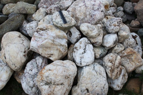  Кварцевый валунчик фр.100-300 мм.  купить в Ростове кварц белый, бежевый молочный рыжий крупный природный камень галечник 7850 руб/т   фото 