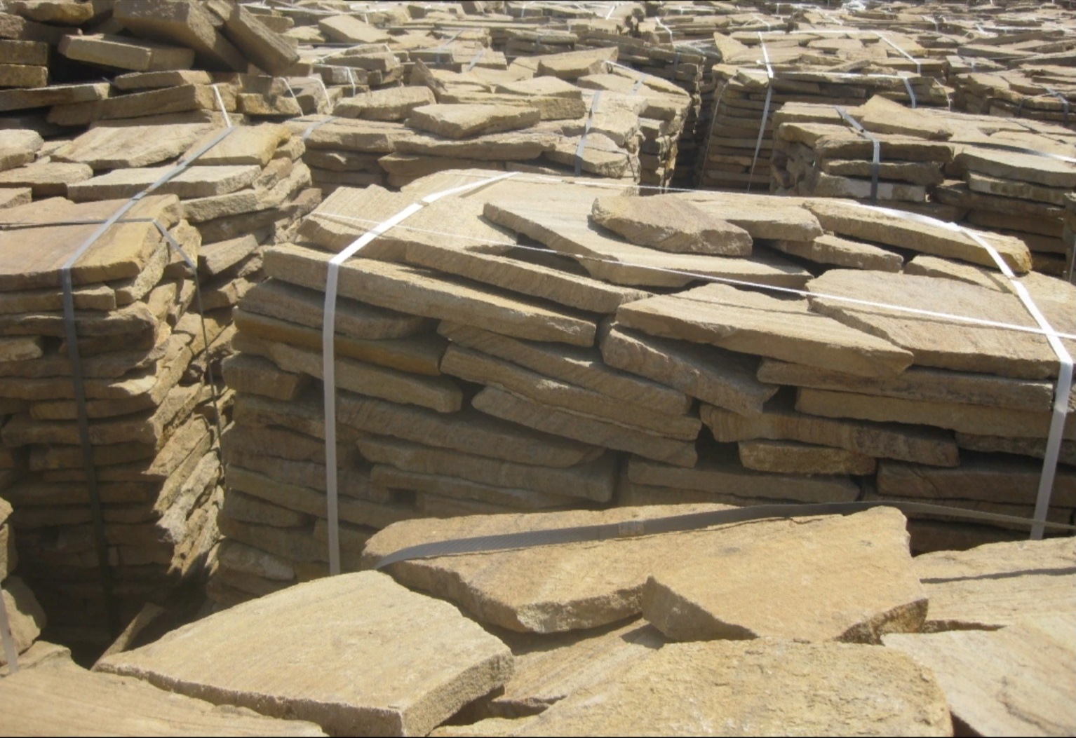 Песчаник пластушка желтый с рисунком (3 см)  купить  в Ростове песчаник желтый с рисунком, рыжий, желтый песчаник пластушка ландшафтная рваная 8 500 руб/м3   фото 