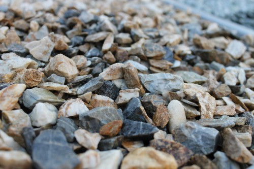  Мраморная крошка (щебень крошка медовый), фр. 10-20 мм.  купить  в Ростове песчаник бежевый, серый каменная ландшафтная крошка  9900 руб/т   фото 