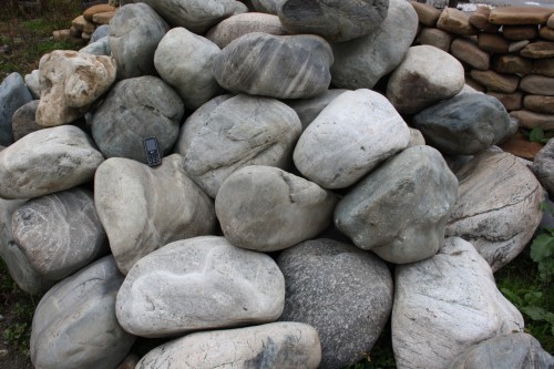  Речной валун Кабанчик фр.300-500 мм.  купить в Ростове крупный природный камень галька серый, темно-серый речной валун галечник масштабный 7000 руб/т   фото 