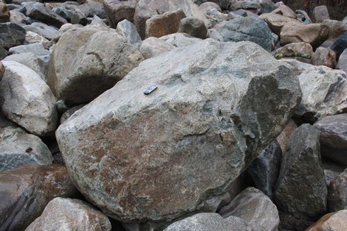  Гранит скальник (серо-зеленый) фр. 500-1500 мм.  купить в Ростове гранит мрамор  серый зеленый темно-серый глыба скальная колотая ландшафтная 7 500 руб/т   фото 