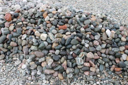  Галька окат (цветная картошка) фр. 50-100 мм. купить   в Ростове галька природная окатанная серый белый цветной синий темно-серый коричневый округлый галечник окатанный 4500 руб/т   фото 