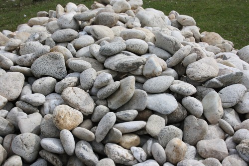  Бело-серый валунчик фр.100-300 мм.  купить в Ростове крупный камень для ландшафта серый, белый бело-серый валун крупная галька 4500 руб/т   фото 