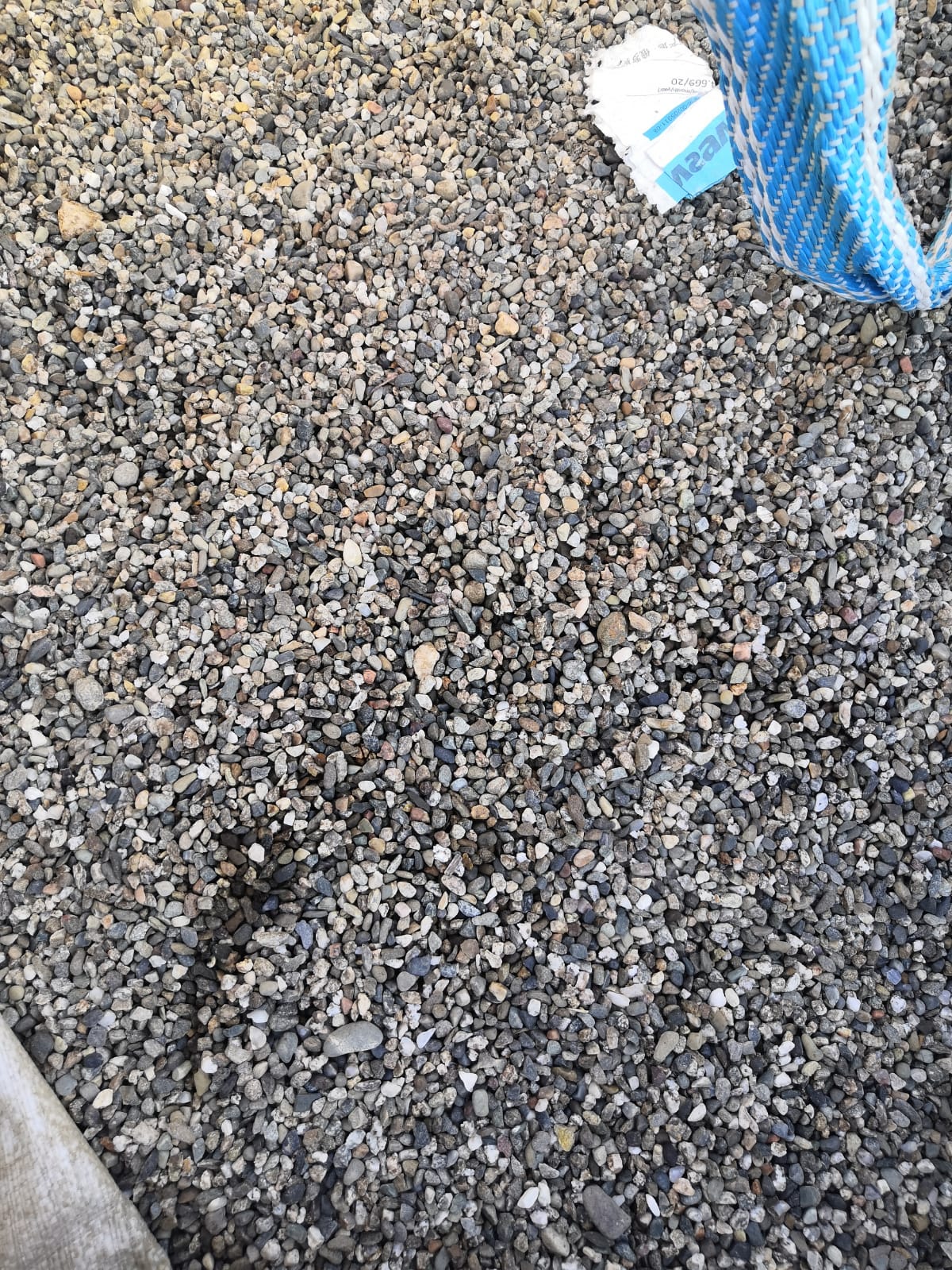  Галька речная окат (серая) фр.3-5 мм купить   в Ростове галька речная серая бежевый темно-серый окатанный речной камень округлый 8000 руб/т   фото 