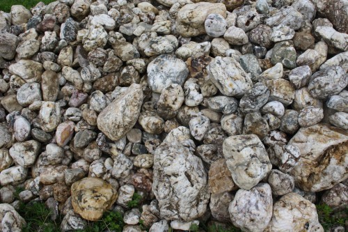  Кварцевый валунчик фр.100-300 мм.  купить в Ростове кварц белый, бежевый молочный рыжий крупный природный камень галечник 7850 руб/т   фото 