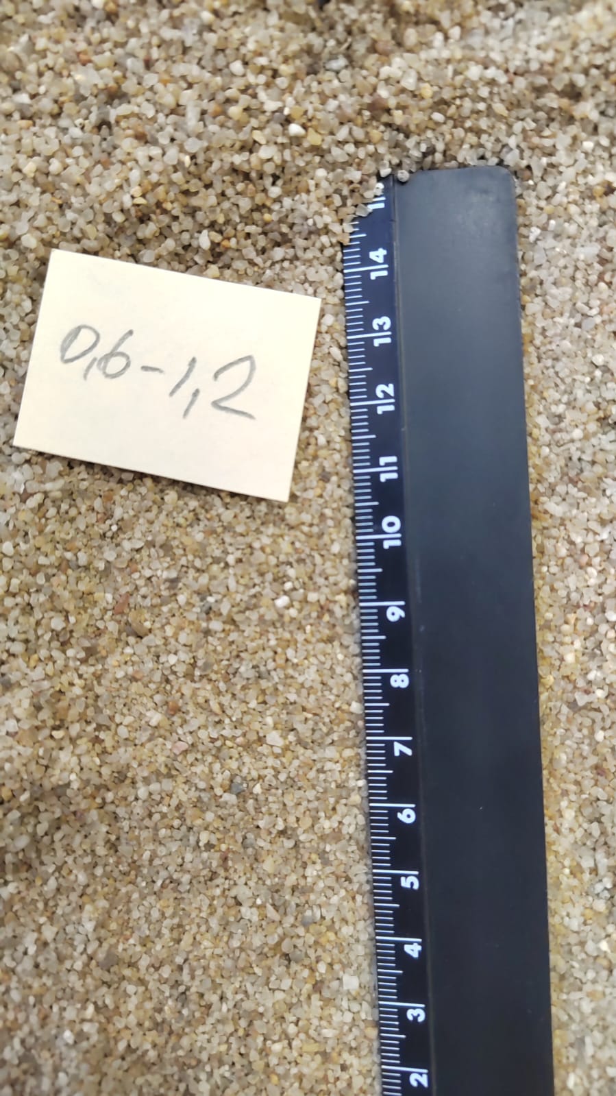 Кварцевый песок для площадок фр. 0,6-1,2 мм.  купить в Ростове фото 